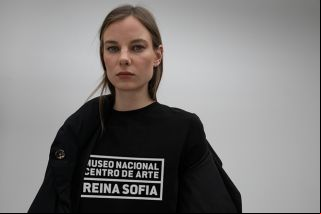 Lola Casademunt diseña los uniformes de los vigilantes de sala del museo Reina Sofía